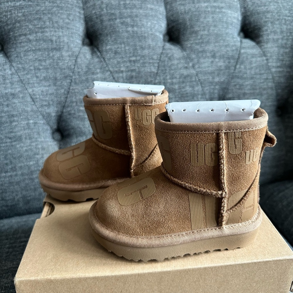 UGG Kids Mini Classic Scatter Bootie size 6